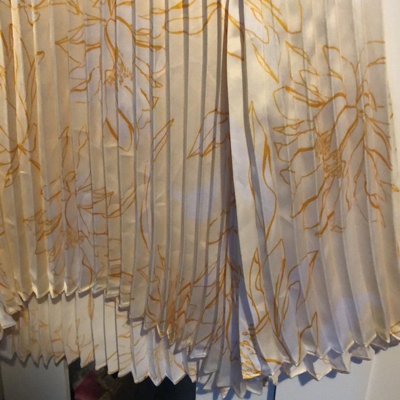 Alfani Hollywood Glam unique Pleated Blouse with back button closure XL - Picture 3 of 6